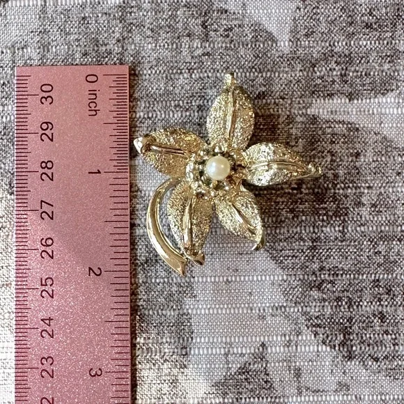 Vintage Faux Pearl Flower Brooch Textured Gold Tone Floral MCM 1950's 1960's - Picture 6 of 7